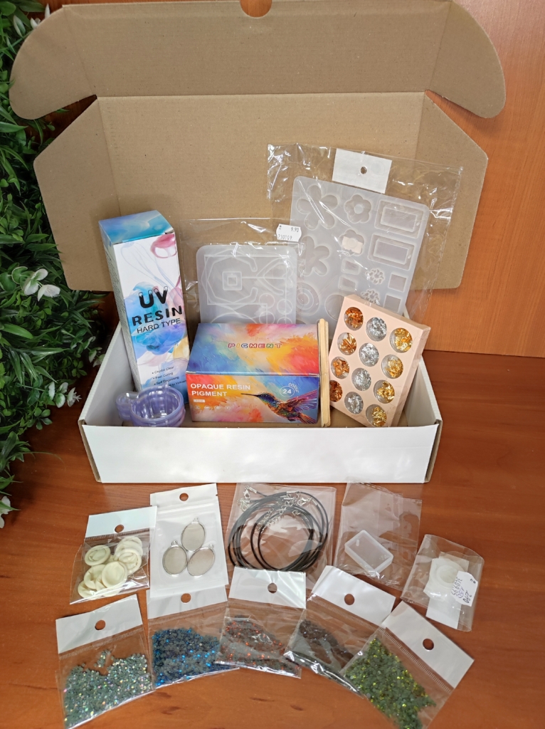 Творчески комплект 102 части с UV смола за направа на бижута Неустоими оферти Art, Home & Decor Творчески комплект 102 части с UV смола за направа на бижута Неустоими оферти Art, Home & Decor